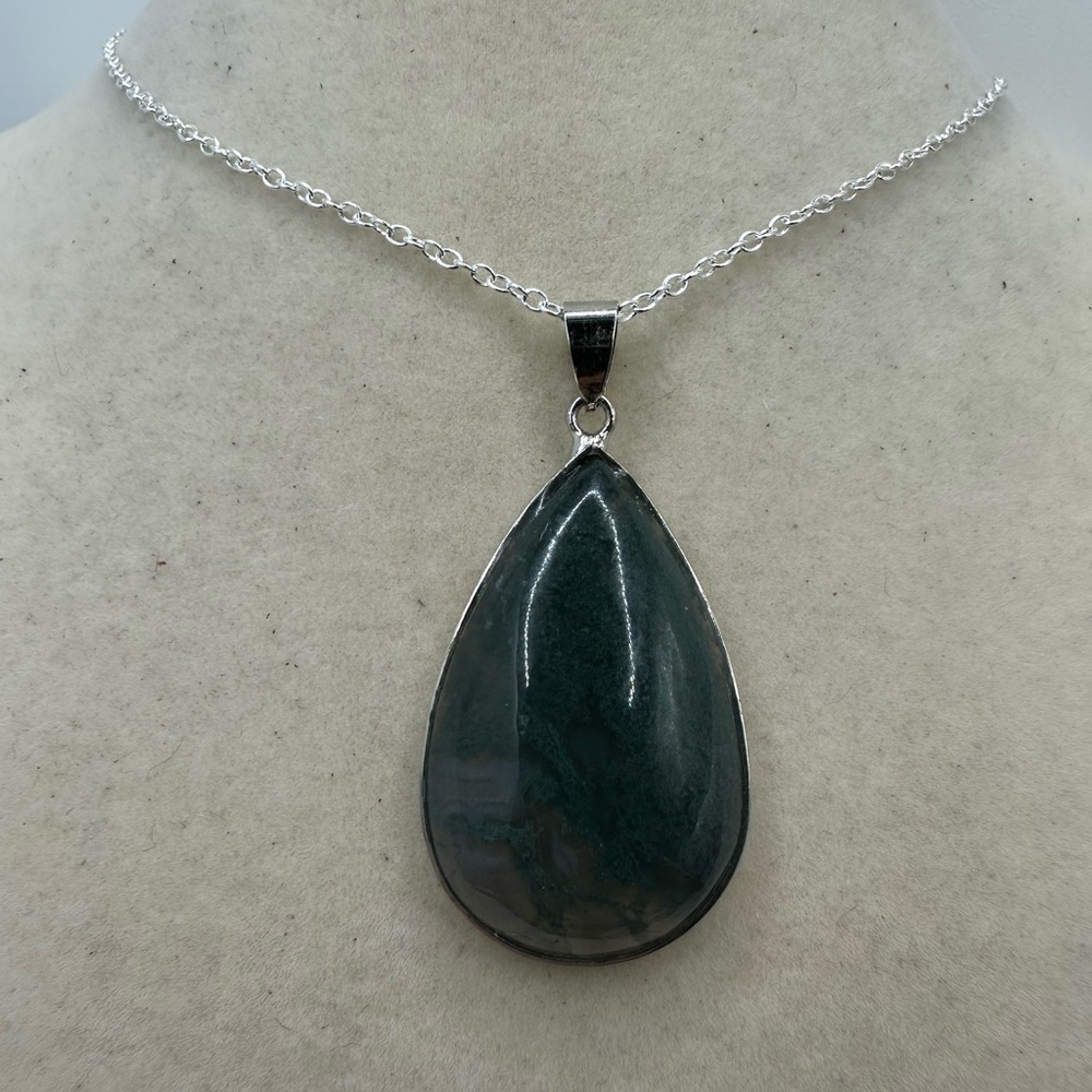Moss Agate Teardrop Pendant Necklace on Silver Plated Box Chain - Picture 4 of 9